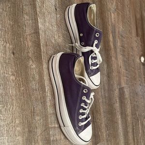 Womens 9.5 Converse lace up platform sneakers